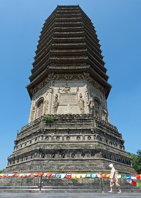 011.jpg - 011 Praktykujący buddyści okrążają wielokrotnie ośmiokątną pagodę.