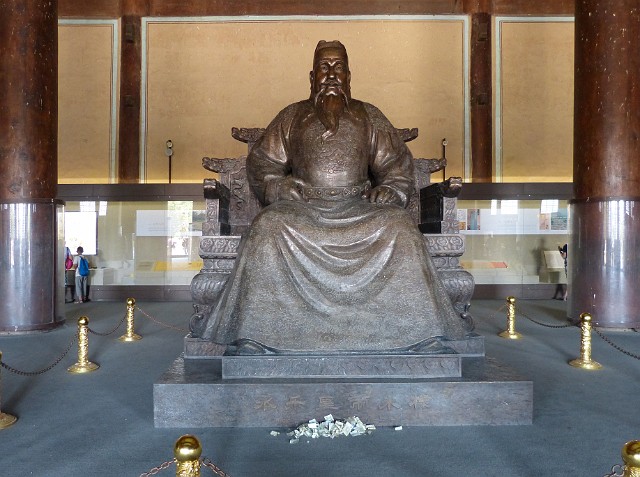 080.jpg - 080 Cesarz Yongle, przeniósł stolicę do Pekinu, wybudował Zakazne Miasto, rozpoczął wielkie wyprawy morskie.