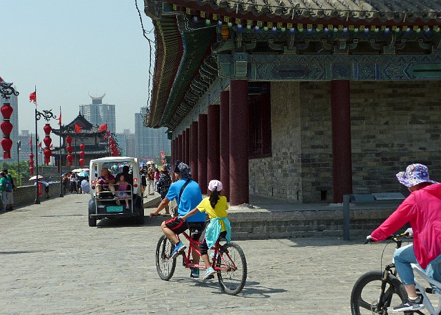 225.jpg - 225 Mury wokół starożytnego Xian można objechać rowerem.