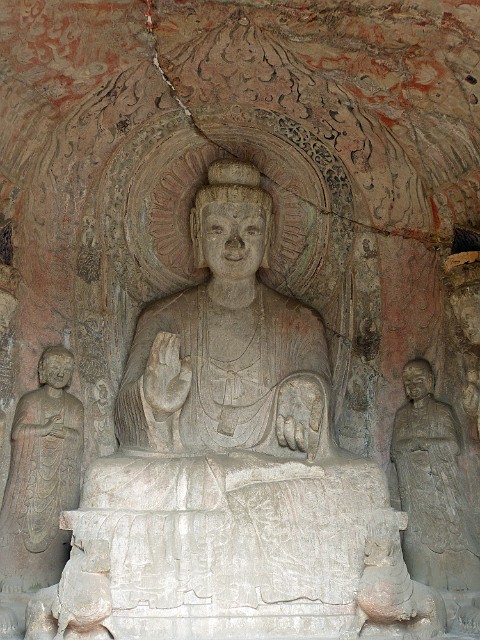 340.jpg - 340 Jest to miejsce w którym znajduje się to co pozostało z wizerunków Buddy wykutych w skale nad rzeką Yi w okresie od V do IX wieku. Miękki wapień pozwalał na bardzo szczegółowe ukształtowanie postaci. Znajduje się w nich około sto tysięcy posągów i płaskorzeźb. W 2000 roku groty wpisano na listę światowego dziedzictwa UNESCO.