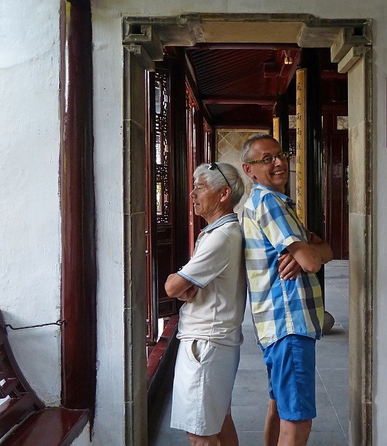 477.jpg - 477 Kilka poprzednich zdjęć zawdzięczamy temu panu po lewej. Zapałał chęcią zrobienia nam fotografii, zabrał nam aparat i ustawiał nas to tu, to tam. Dziękujemy!