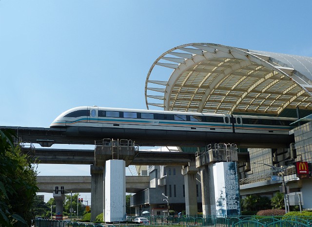 537.jpg - 537 Maglev w Szanghaju pędzący  z prędkością 417 km/h.