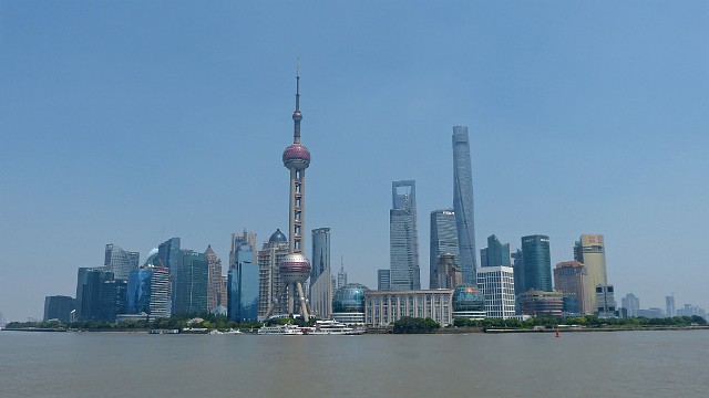 555.jpg - 555 Pudong - dzielnica na wschodnim brzegu rzeki. Finansowe i komercyjne centrum Chin. Wieża z dwiema kulami nosi nazwę Wieży Orientalnej Perły.