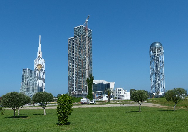 005 Futurystyczna zabudowa Batumi.jpg