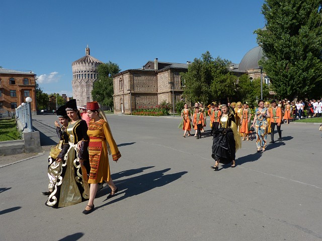 283.JPG - 283 Zobaczyliśmy folklorystyczne zespoły taneczne przybyłe na występy.