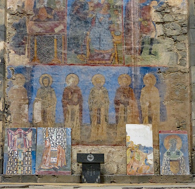 328.jpg - 328 Niegdyś piękne freski pokrywały całe wnętrze świątyni.