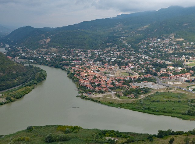 345.jpg - 345 Mccheta, pierwsza stolica i religijne centrum Gruzji. Mccheta leży przy ujściu rzeki Aragwa do Kury, ok. 16 km od Tbilisi, przy Gruzińskiej Drodze Wojennej.