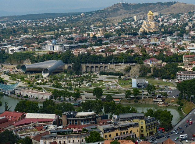 375.jpg - 375 Widok z góry na Tbilisi. Za rzeką Park Rike, Centrum Kultury, Pałac Prezydencki i  Sobór Trójcy Świętej.