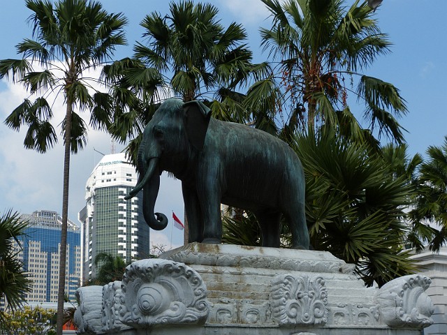 003.jpg - 003 Pomnik Słonia przed Muzeum Narodowym.
