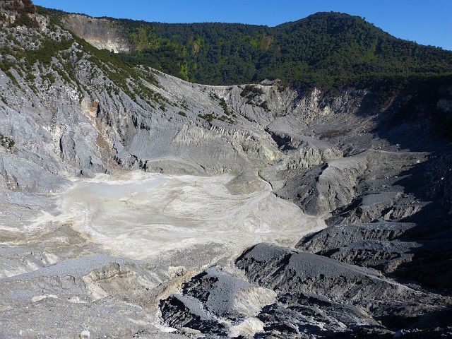 015.jpg - 015 Krater wulkanu Tangkuban Perahu, położony na wysokości 1800 m n.p.m.