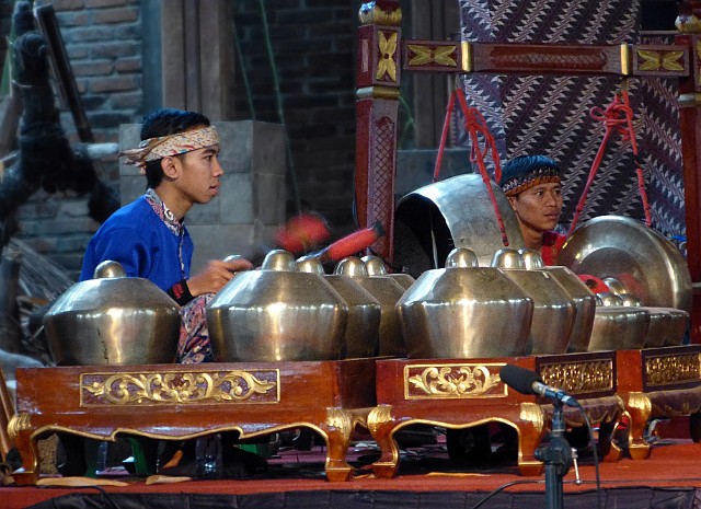 029.jpg - 029 Indonezyjska orkiestra - gamelan to zestaw metalowych gongów, bębnów, fletów i, rzadko, instrumentów strunowych.