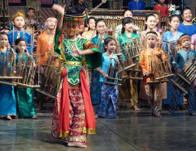033.jpg - 033 Dzieci pięknie prezentują tradycyjne tańce oraz grę na anklungu, czyli bambusowych, strojonych grzechotkach.