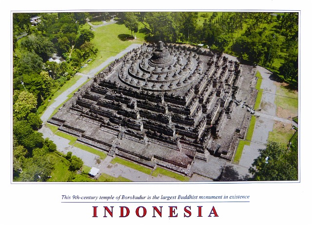 038.jpg - 038 Pocztówka z Borobudur. Piramidalny kształt świątyni odzwierciedla buddyjską wizję świata.