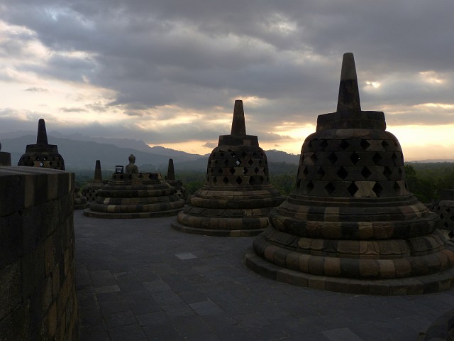 039.jpg - 039 Borobudur - buddyjska świątynia powstała pomiędzy 750r. a 850 r., odkryta na początku XIX w.