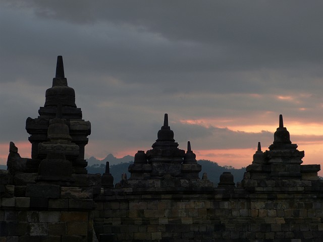 041.jpg - 041 Borobudur nas zachwycił mimo gęstych chmur.