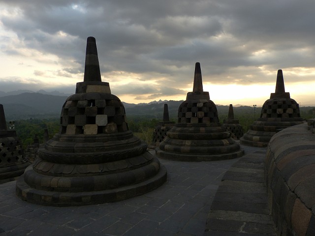 043.jpg - 043 Świątynia Borobudur wpisana jest na listę Światowego Dziedzictwa Unesco.