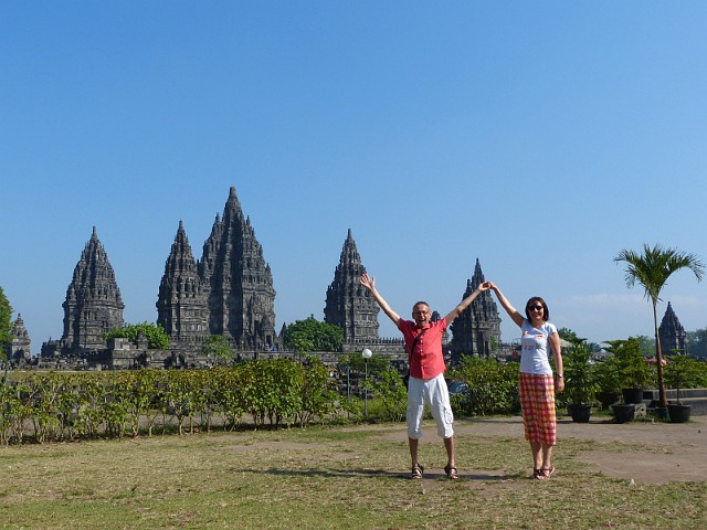 052.jpg - 052 Prambanan – największy i najbardziej imponujący kompleks świątyń hinduistycznych w Indonezji wzniesiony w IX i X w. Uległ zniszczeniu  podczas silnego trzęsienia ziemi w 1600r.