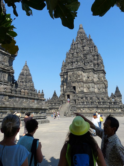 053.jpg - 053 Prambanan składa się z ponad 50 świątyń, z których największa Lara Djonggrang jest zbudowana ku czci boga Sziwy. Wokół niej wznoszą się mniejsze poświęcone bogom Wisznu i Brahmie.