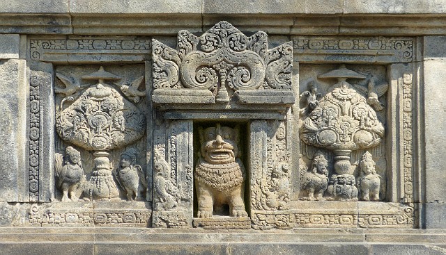 059.jpg - 059 Świątynia Prambanan pokryta jest płaskorzeźbami przedstawiającymi epizody z życia Ramayany.