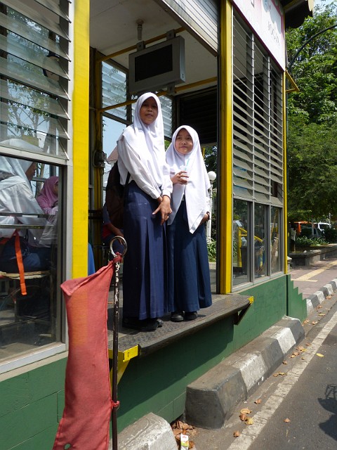 073.jpg - 073 Muzułmanki oczekujące na typowym dla Jawy wysokim przystanku autobusowym.
