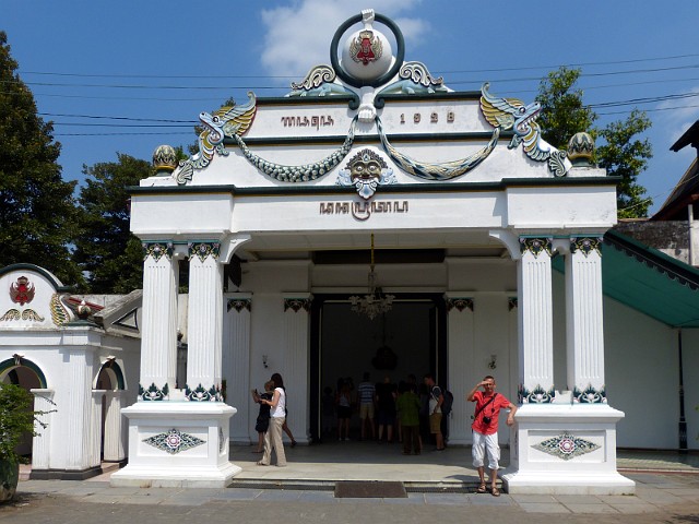 075.jpg - 075 Pałac Sułtana zamieszkały jest do dzisiaj przez sułtana Yogyakarty  Hamengkubuwono X.