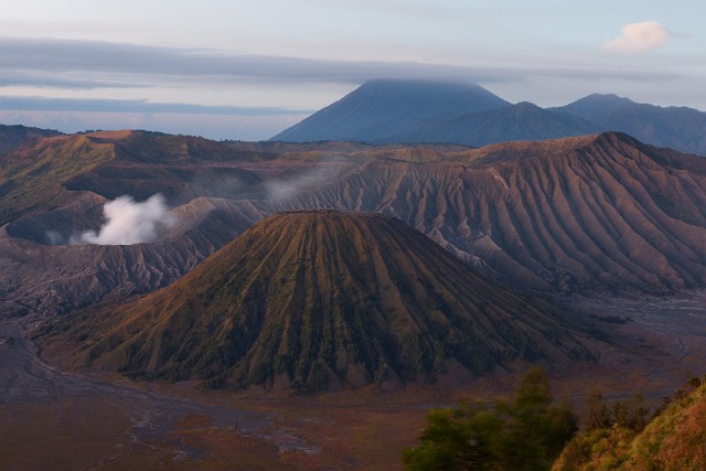 106.jpg - 106 Wschód słońca nad wciąż aktywnymi wulkanami Bromo i Semeru. 