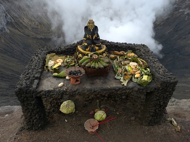 109.jpg - 109 Nad dymiącym wulkanem ołtarzyk dla duchów z darami. Wśród darów ryż, ciasteczka, banany, kapusta i kadzidełka…