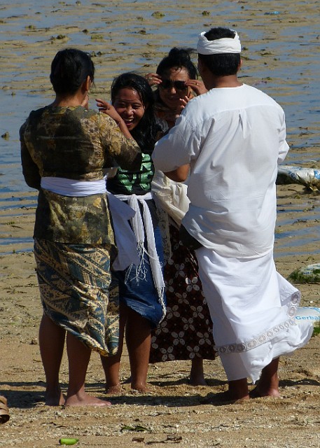 134.jpg - 134 W dzień Święta Księżyca Balijczycy chętnie poddają się obrzędowi oczyszczania. Kapłan ubrany na biało oczyszcza wodą „grzesznika”. Towarzyszy temu radosna atmosfera.