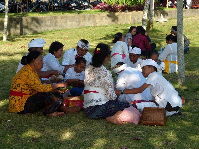 188.jpg - 188 Poświęcone dary w świątyni Balijczycy wspólnie zajadają na pikniku.