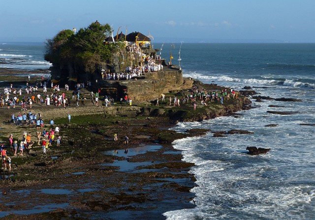 194.jpg - 194 Świątynia Tanah Lot, co oznacza „ziemia na wodzie”.