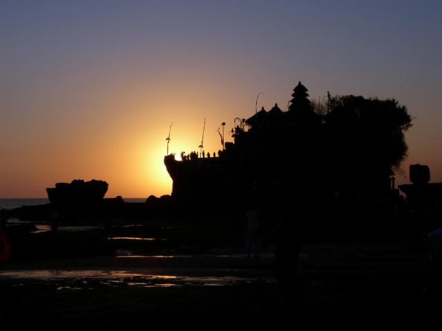 203.jpg - 203 Zachód słońca nad Tanah Lot rozgrywa się w okamgnieniu.