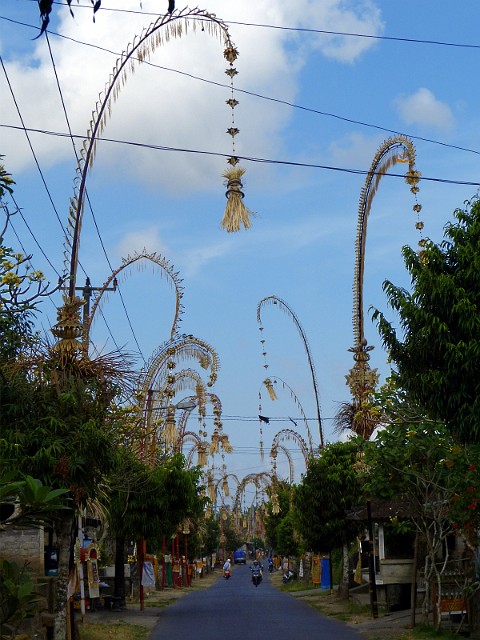 219.jpg - 219 Penjory wzdłuż ulicy z ołtarzykami i darami dla duchów są wszędzie. Według Balijczyków duchy mieszkają na czubkach drzew, czy dachach domów i trzeba je obłaskawiać, by się nie uzłośliwiły.