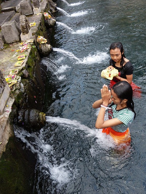 236.jpg - 236 Kąpiel w Tirta Empul.