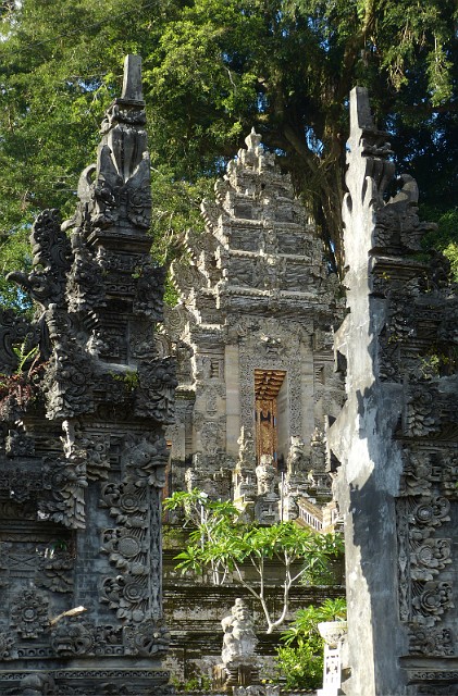 246.jpg - 246 Świątynia Kehen zaliczana jest do najbardziej świętych świątyń na Bali.