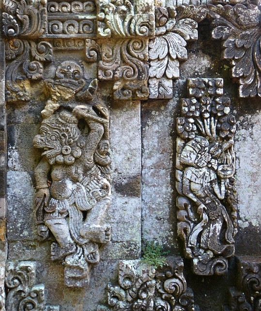 250.jpg - 250 Jak większość balijskich świątyń Kehen jest pięknie i bogato zdobiona reliefami i rzeźbami.