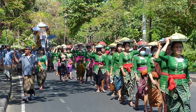 264.jpg - 264 Na Bali każdego dnia jakaś świątynia ma swe „urodziny”. Aby to uczcić Balijczycy odbywają do niej pielgrzymki z darami, które potem wspólnie zjadają.