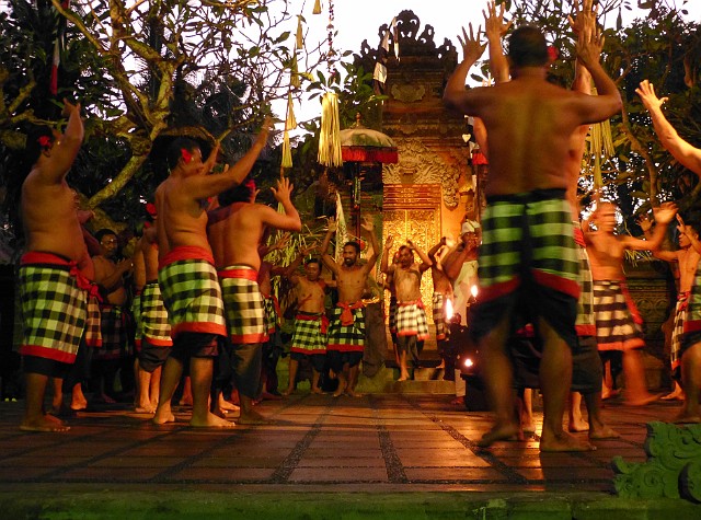 272.jpg - 272 Kecak – taneczno-muzyczne misterium, które ma wypędzać  zło.