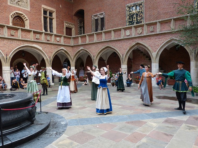 431 Średniowieczne tańce w Collegium Maius.jpg