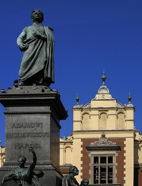 007 Pomnik Adama Mickiewicza na tle Sukiennic.jpg