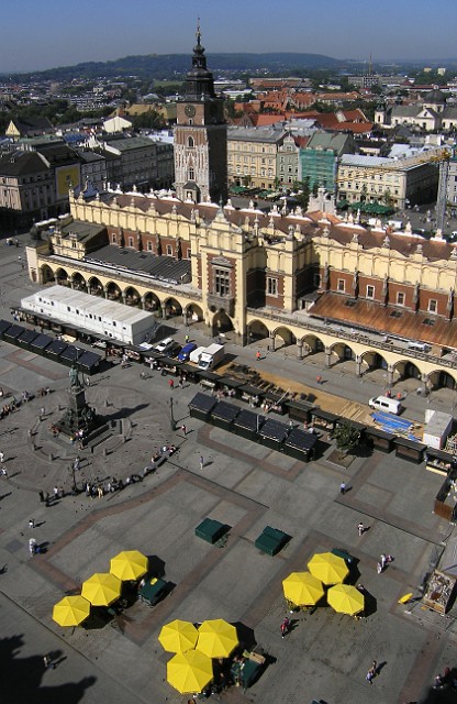 012 Widok na Rynek Główny, Sukiennice i Wieżę Ratuszową.jpg