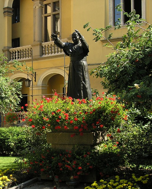 118 Pomnik Jana Pawła II na dziedzińcu Pałacu Biskupów.jpg