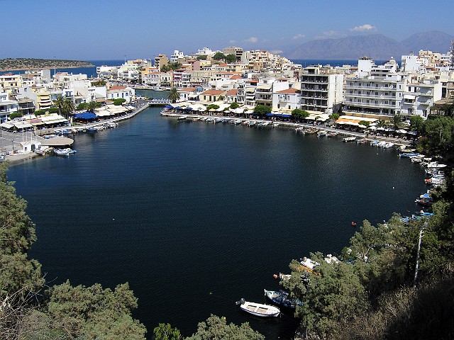 049 Agios Nikolaos Widok od strony jeziora w kierunku portu.jpg