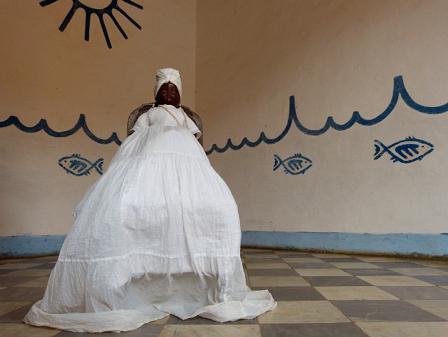 025.jpg - 025 Lalka w białym stroju jest symbolem religijnym wyznawców santerii, najpowszechniejszego kultu afrokubańskiego