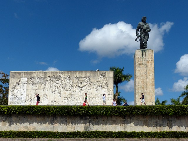 063.jpg - 063 Pomnik, a pod nim miejsce spoczynku Che Guevary w Santa Clara. W muzeum pamiątki osobiste po największym bohaterze Kuby. Pod statuą napis "Naprzód ku zwycięstwu!".