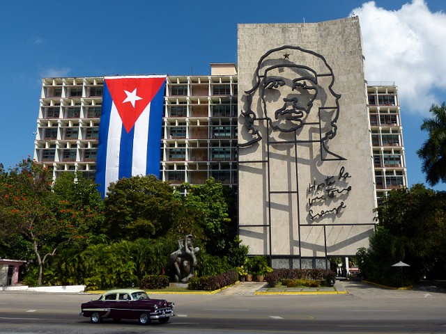 116.jpg - 116 Che Guevara na budynku Ministerstwa Spraw Wewnętrznych na Placu Rewolucji, miejsca wielogodzinnych przemówień Fidela Castro. Pod nim hasło „Zawsze do zwycięstwa” 