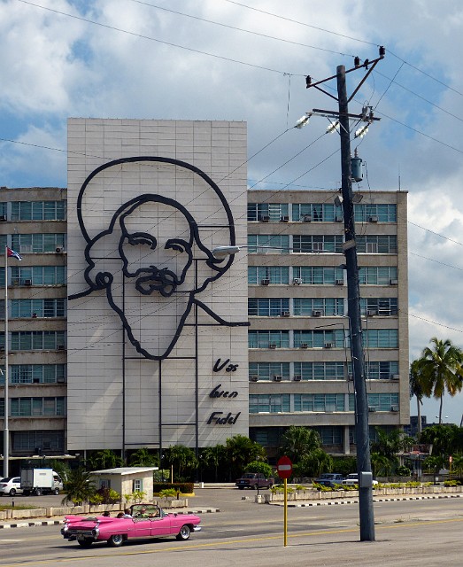 117.jpg - 117 Wizerunek kolejnego rewolucjonisty Camila Cienfuegos z napisem „Dobrze robisz, Fidel”