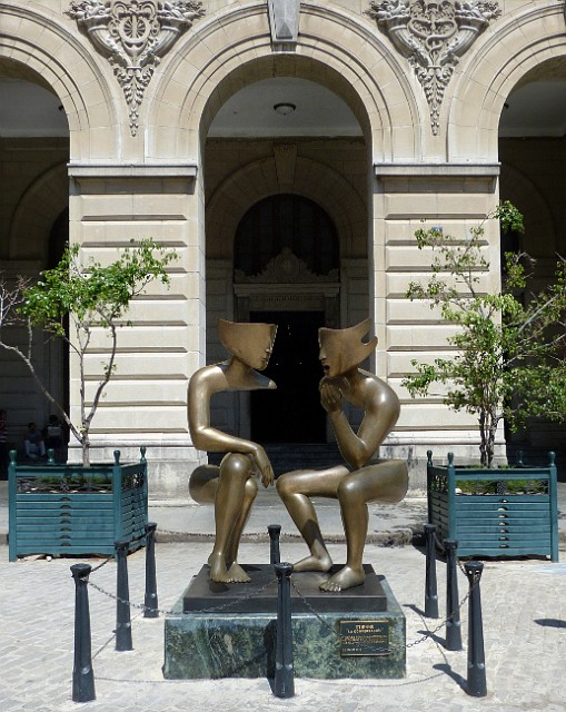133.jpg - 133 Rzeźba z brązu „Rozmowa” ofiarowana jako gest przyjaźni między Francją, a Kubą