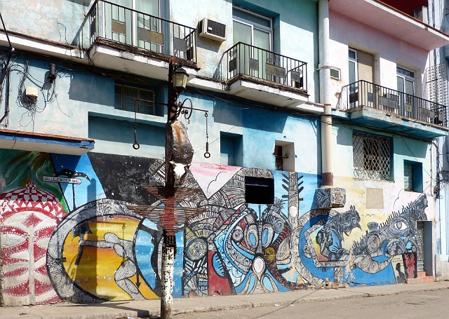 213.jpg - 213 Ulica Callejon de Hamel pomalowana przez miejscowego twórcę Salwadora w jaskrawe kolory. Inspiracją są wierzenia santerii. W niedzielę można tu posłuchać koncertów na bębnach bata i obejrzeć tańce. 