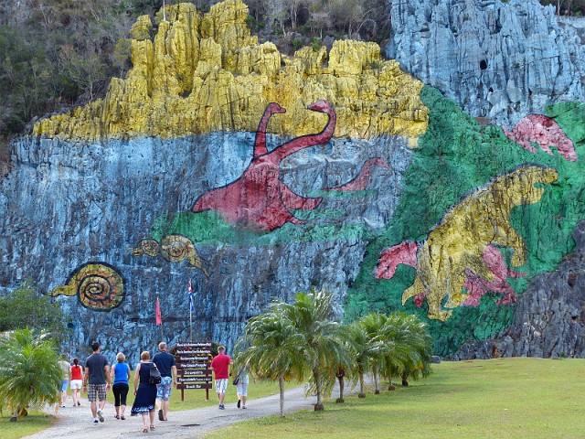 279.jpg - 279 Mural de la Prehistoria –malowidło przedstawiające swobodnie rozumianą ewolucję człowieka od ślimaka do Człowieka Socjalizmu. Zamówienie zlecił sam Fidel Castro , a wykonał go Leovigildo Gonzales, uczeń słynnego meksykańskiego artysty Diego Rivery