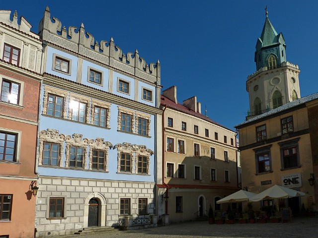 022.jpg - 022 Rynek na Starym Mieście. Kamienica Konopniców (z manierystycznymi płaskorzeźbami). A z tyłu Wieża Trynitarska.